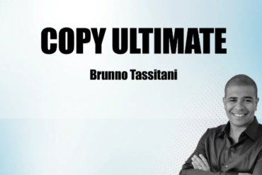Brunno Tassitani em destaque com o material do curso Copy Ultimate, representando a maestria em copywriting e vendas online.