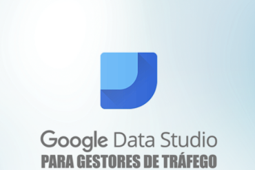 Gestor de tráfego utilizando Google Data Studio para criar relatórios de desempenho de anúncios.