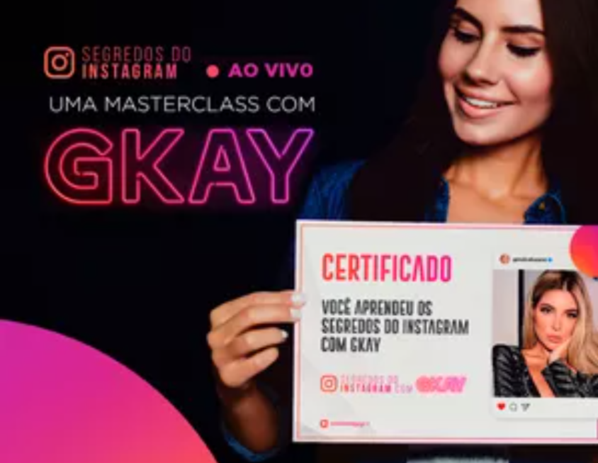 GKay em evento, sorrindo, em um palco com iluminação vibrante, simulando um curso de marketing digital.