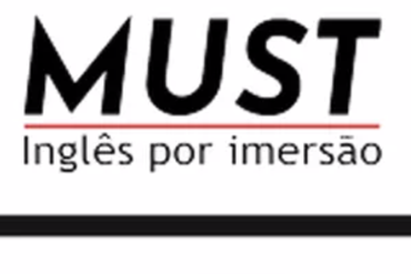 Estudante confiante falando inglês em um ambiente profissional e de viagem.