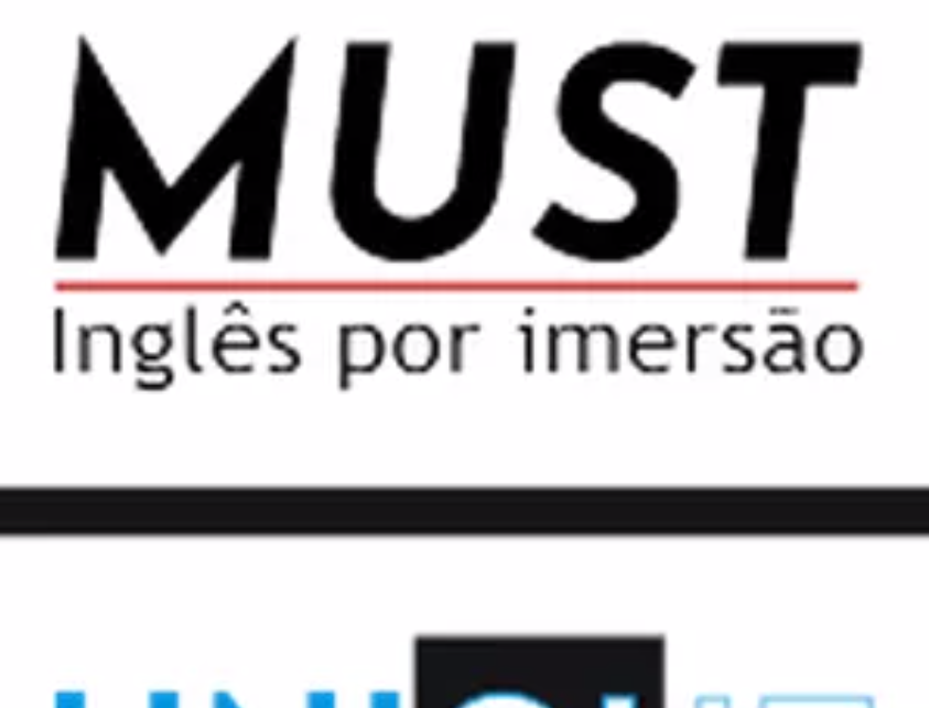 Estudante confiante falando inglês em um ambiente profissional e de viagem.