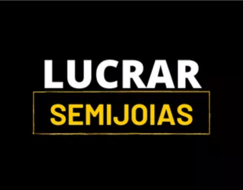 Mulher sorrindo e organizando caixas de semijoias em uma mesa, com foco em um brinco brilhante.