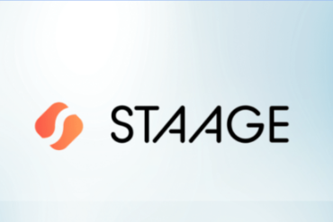 Pessoa estudando marketing digital STAAGE, com gráficos de crescimento e elementos online