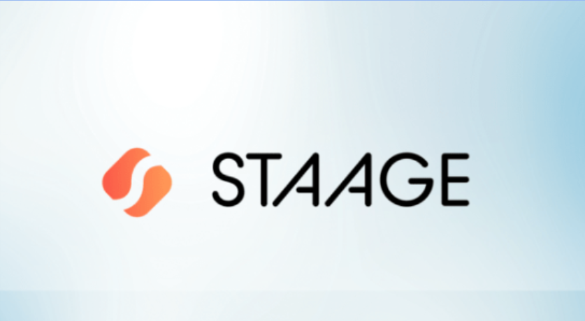 Pessoa estudando marketing digital STAAGE, com gráficos de crescimento e elementos online