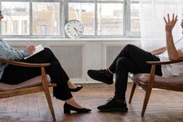 Terapeuta sorrindo usando laptop para marketing digital