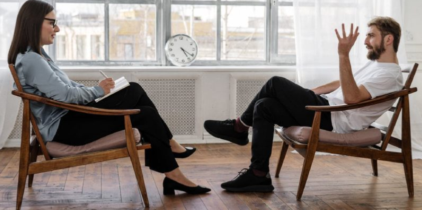 Terapeuta sorrindo usando laptop para marketing digital