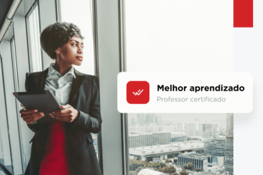 Homem sorrindo planejando investimentos em fundos imobiliários com gráficos de crescimento em tela