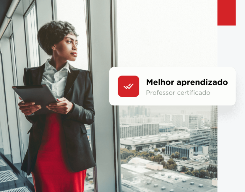 Homem sorrindo planejando investimentos em fundos imobiliários com gráficos de crescimento em tela