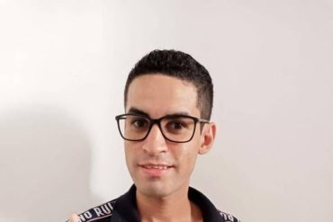 Barbeiro profissional demonstrando técnicas de corte avançadas com o Curso Geazi Barbeiro.