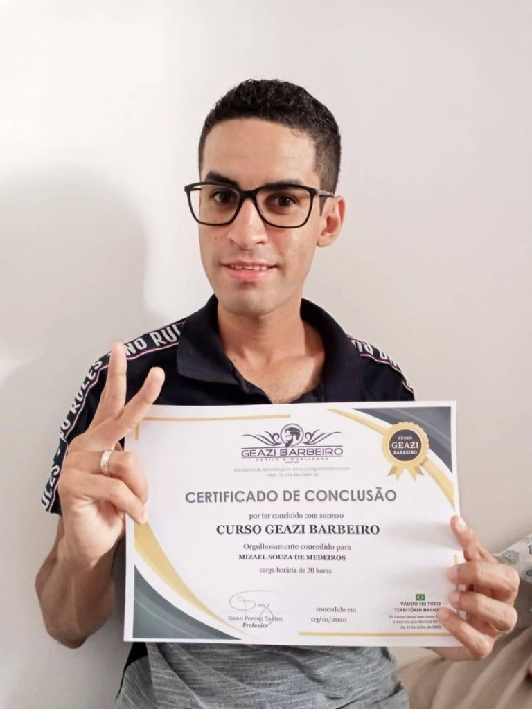 Barbeiro profissional demonstrando técnicas de corte avançadas com o Curso Geazi Barbeiro.