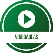 Homem e mulher apertando as mãos em um acordo, representando negociação e influência em um ambiente de negócios moderno.