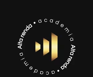 Estudante focado aprendendo sobre finanças e investimentos no curso Formação Alta Renda OneWay.