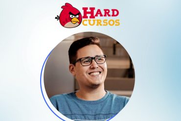 Ícaro de Carvalho, criador do curso Cabeça Milionária, sorrindo e confiante, com elementos visuais de gráficos de crescimento financeiro e um cérebro estilizado.