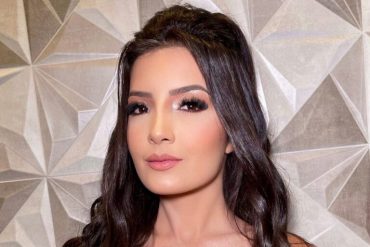 Mulher de sucesso celebrando conquistas financeiras com gráficos de crescimento e elementos digitais, representando o Método Mulher Milionária.