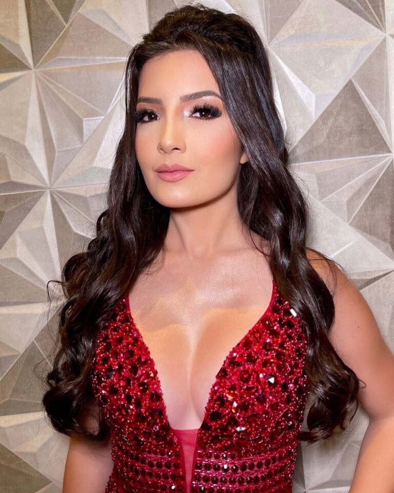 Mulher de sucesso celebrando conquistas financeiras com gráficos de crescimento e elementos digitais, representando o Método Mulher Milionária.