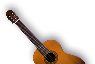 Homem tocando violão com partitura aberta em mesa, foco no aprendizado de violão do zero com Rafael Alves.