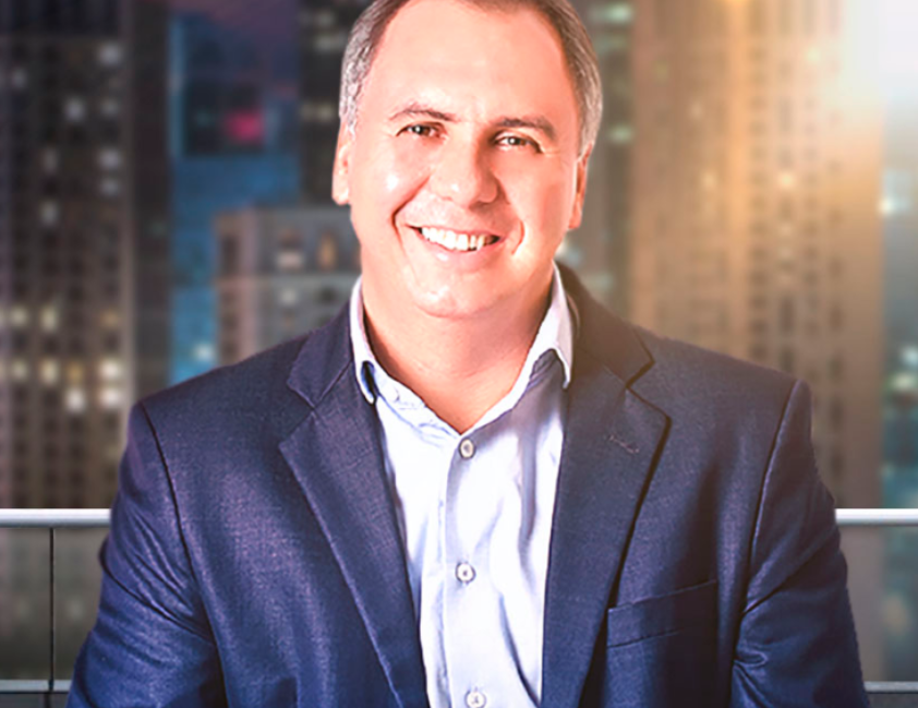 Marcos Trombettas ministrando o curso Conexão com a Riqueza, com elementos visuais de abundância e prosperidade.