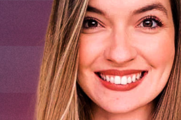 Estudante comemorando aprovação no Enem e vestibulares com o curso Gabi Modesto.