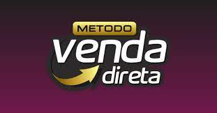 Homem sorridente trabalhando em notebook com um celular ao lado, representando o Método Venda Direta de Tiago Savi para ganhos online rápidos.