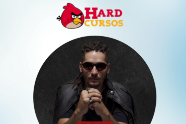 Homem sorrindo filmando com smartphone para redes sociais, com legendas de edição profissional em destaque