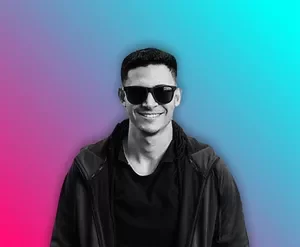 Homem sorrindo editando vídeo profissionalmente em seu celular com o Método Brabo