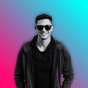 Homem sorrindo editando vídeo profissionalmente em seu celular com o Método Brabo