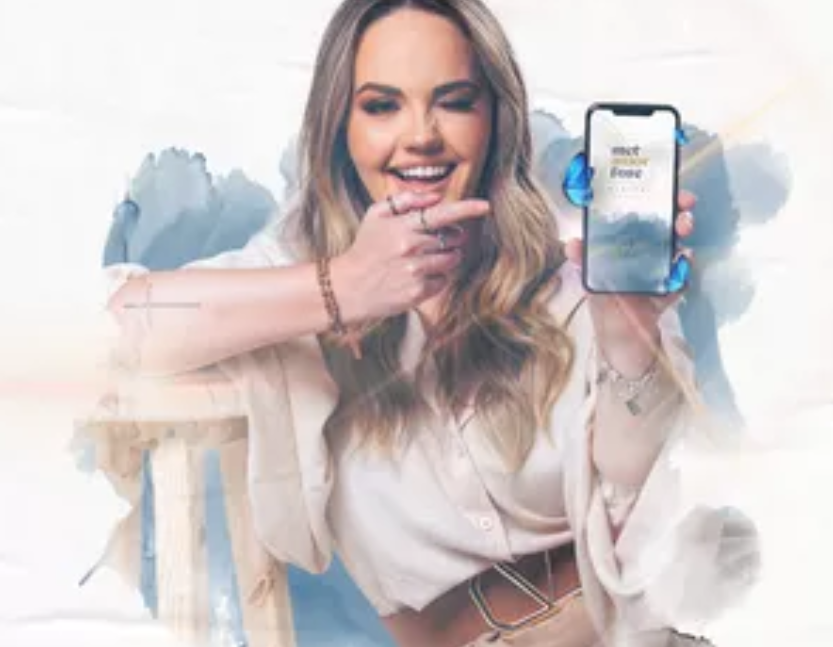 Carol Cantelli em pose profissional com ícones de redes sociais flutuando ao redor, representando o curso Profissional de Influência.