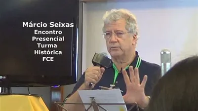 Marcio Seixas dublando em estúdio com equipamento de áudio profissional