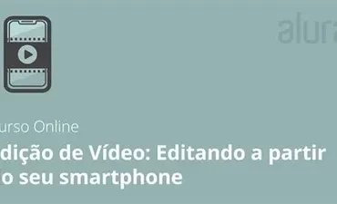 Jovem editando vídeo em smartphone com laptop e fones de ouvido ao lado, demonstrando curso de edição de vídeo.