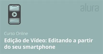 Jovem editando vídeo em smartphone com laptop e fones de ouvido ao lado, demonstrando curso de edição de vídeo.