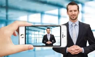 Homem gravando vídeo profissional com smartphone e tripé