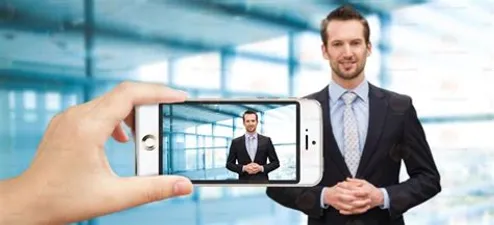 Homem gravando vídeo profissional com smartphone e tripé