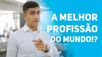 Mulher sorrindo enquanto estuda online em um laptop moderno, com livros e um café ao lado.