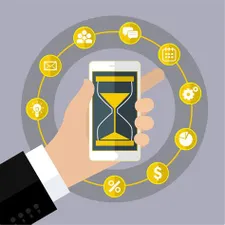 Estudante focado usando técnicas de gestão de tempo para alta eficiência