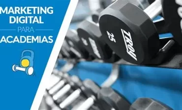 Homem sorridente usando laptop com gráficos de marketing digital e ícones de vendas em fundo moderno