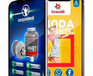 Homem sorrindo apresentando um cartão digital interativo em um smartphone moderno