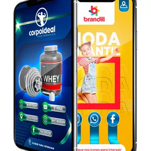 Homem sorrindo apresentando um cartão digital interativo em um smartphone moderno