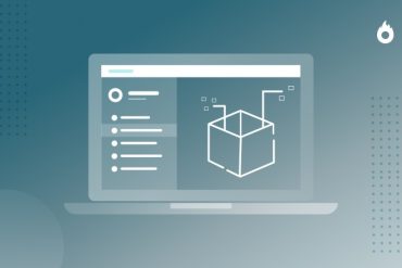 Homem sorrindo criando produto digital em laptop, conceito de empreendedorismo online e marketing digital.