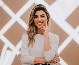 Luiza Trompowsky ensinando importação autônoma com curso Eu Me Importo