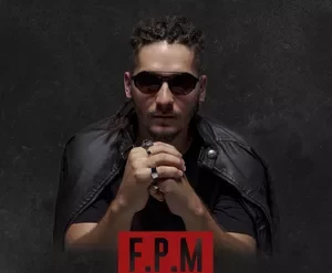 Homem segurando um smartphone filmando uma cena com iluminação profissional, curso Filmmaker Pro Mobile Marcel Rodrigues