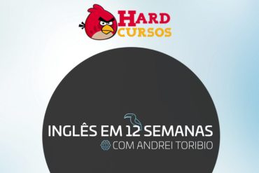 Estudante sorrindo e usando laptop com símbolo de inglês, representando o curso 'Inglês em 12 Semanas de Andrei Toribio'