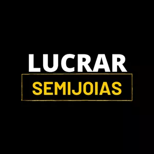 Mulher sorrindo apresentando joias finas e brilhantes, demonstrando sucesso no negócio de semijoias.