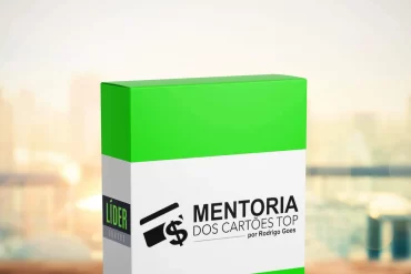 Homem sorridente apresentando cartão de crédito com selo de benefícios exclusivos em sala moderna.