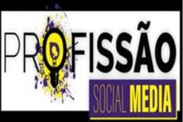 Profissional de marketing digital trabalhando em um computador, com gráficos de redes sociais e engajamento ao redor.