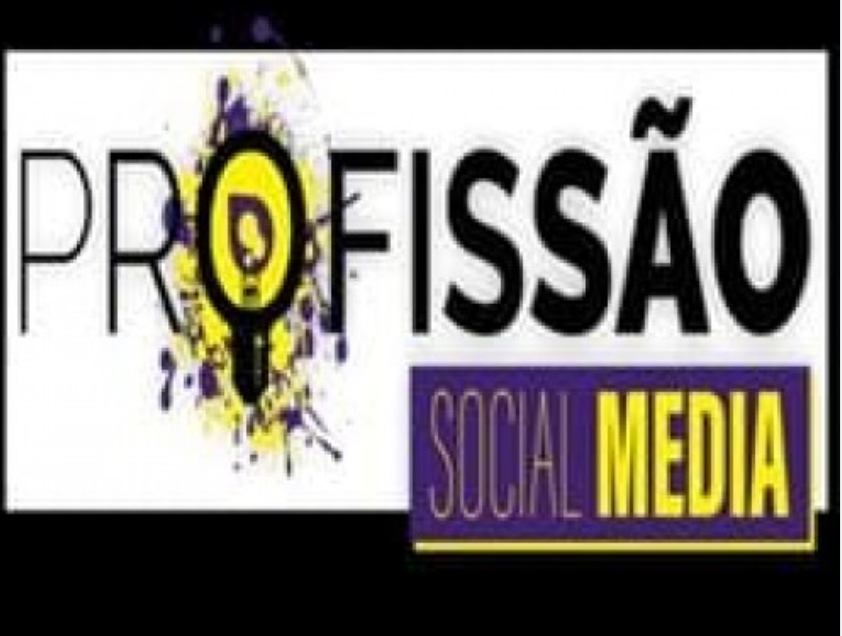 Profissional de marketing digital trabalhando em um computador, com gráficos de redes sociais e engajamento ao redor.