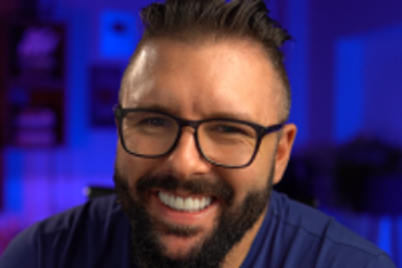 Logo do curso Produtor Digital 2.0 com Alex Vargas ao lado, indicando download e sucesso financeiro.