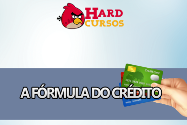 Homem sorrindo segurando um cartão de crédito com limite alto, simbolizando a conquista através do curso A Fórmula do Crédito de Karlos Costa.