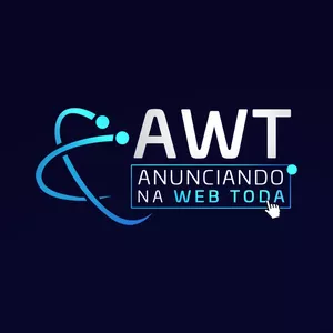 Homem feliz comemorando sucesso financeiro com gráfico de crescimento digital ao fundo