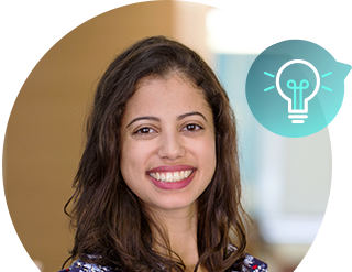 Homem sorrindo segurando um certificado digital, com um fundo abstrato de gráficos de crescimento e ícones de negócios online.