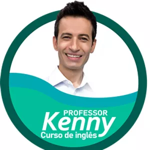 Estudante sorrindo aprendendo inglês online com o curso Prof Kenny em um tablet